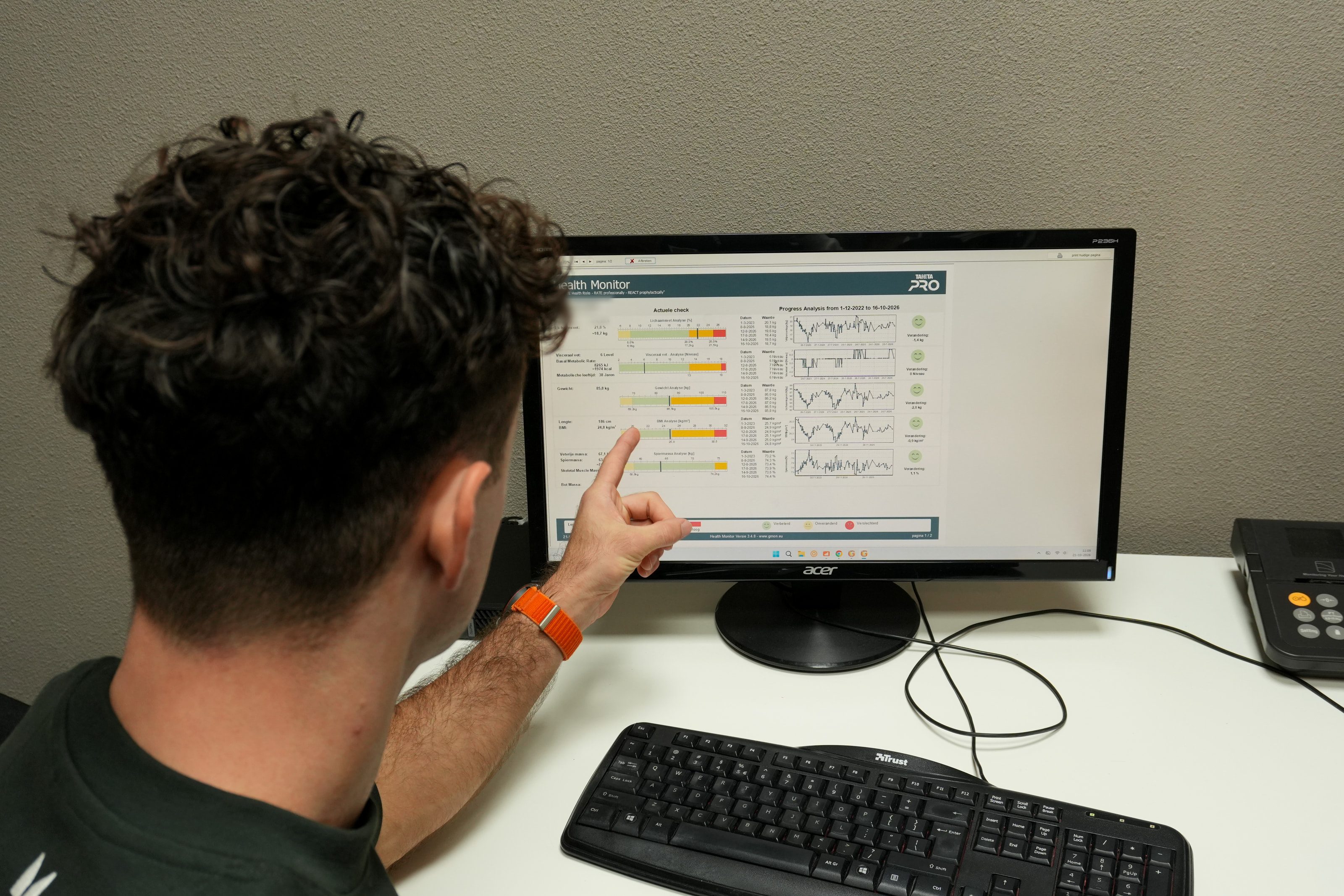 Laurens wijst naar een voedingsschema op een computerscherm