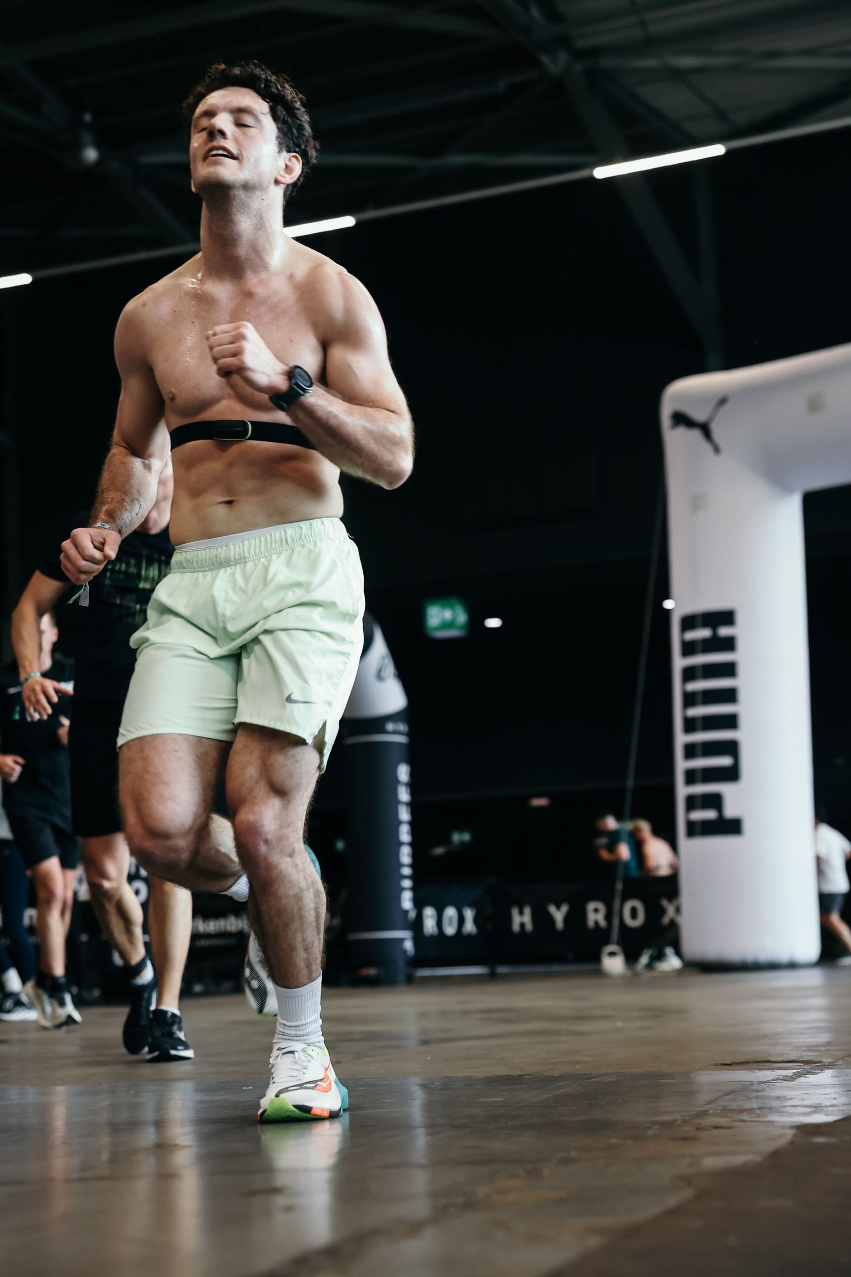 Laurens loopt een kilometer tijdens een HYROX-race