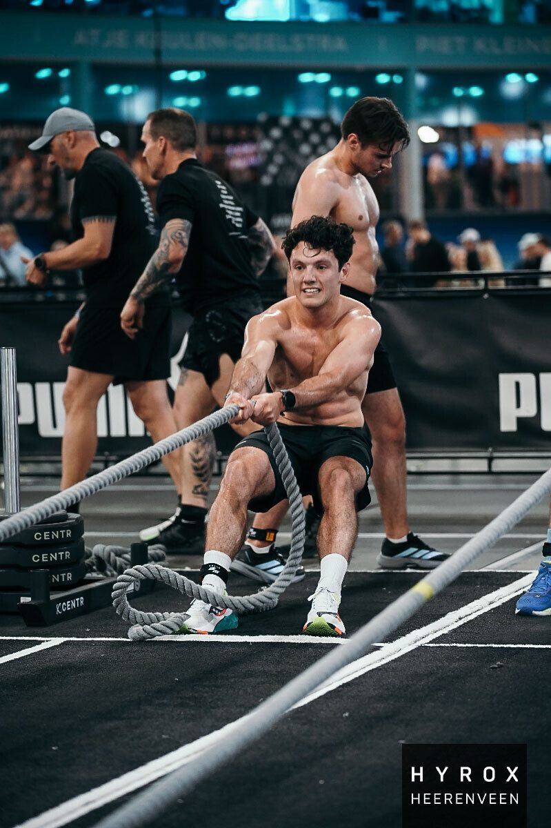Laurens trekt de slee naar zich toe op het sled pull-station