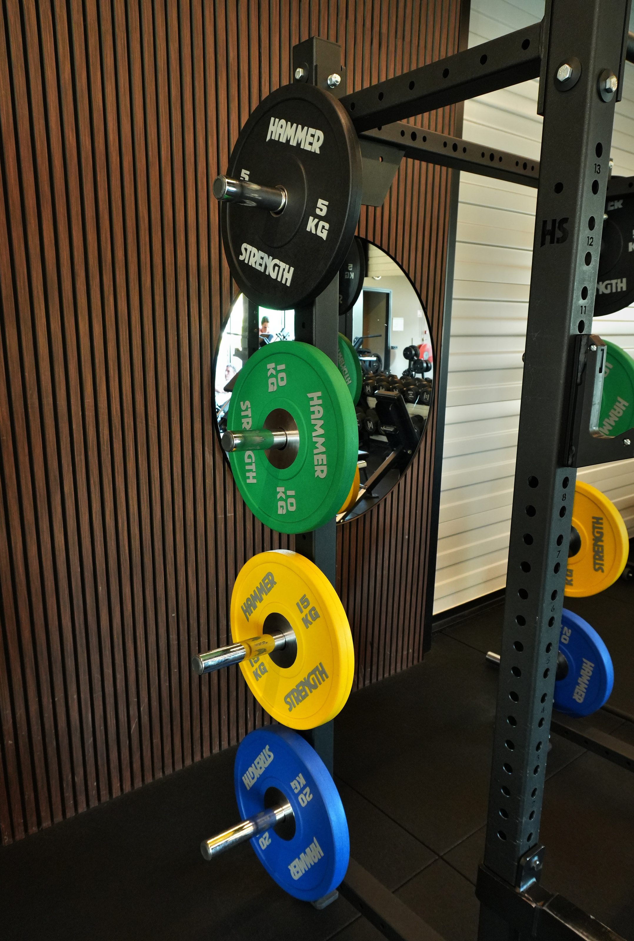 Gekleurde halterschijven aan een rek in Fitness4All